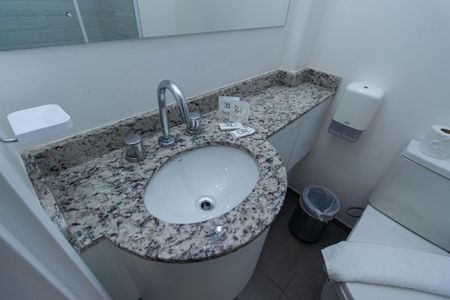 Banheiro de kitnet/studio para alugar com 0 quarto, 22m² em Vila Mariana, São Paulo