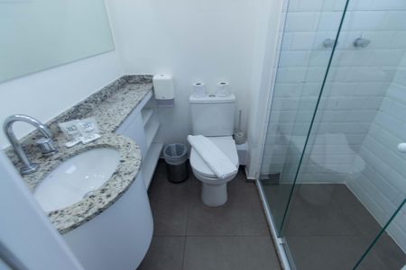 Banheiro de kitnet/studio para alugar com 0 quarto, 20m² em Vila Mariana, São Paulo