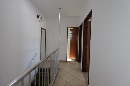 Casa para alugar com 266m², 3 quartos e 5 vagasCorredor piso superior