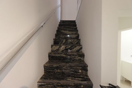 Casa para alugar com 266m², 3 quartos e 5 vagasEscada