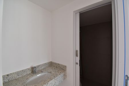 Banheiro Social de kitnet/studio para alugar com 2 quartos, 74m² em Cajuru, Curitiba