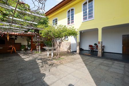 Casa para alugar com 242m², 3 quartos e 3 vagasQuintal