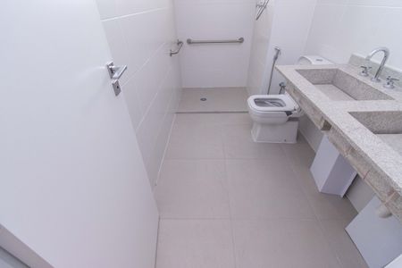 Apartamento para alugar com 142m², 3 quartos e 5 vagas Apartamento para alugar com 142m², 3 quartos e 5 vagasBanheiro da Suíte 1