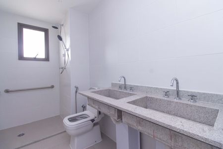 Apartamento para alugar com 142m², 3 quartos e 5 vagas Apartamento para alugar com 142m², 3 quartos e 5 vagasBanheiro da Suíte 1