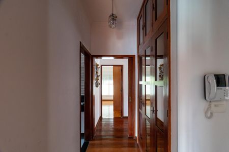 Casa para alugar com 350m², 4 quartos e 5 vagas Casa para alugar com 350m², 4 quartos e 5 vagasCorredor