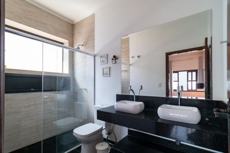 Casa para alugar com 350m², 4 quartos e 5 vagas Casa para alugar com 350m², 4 quartos e 5 vagasBanheiro da Suíte 2