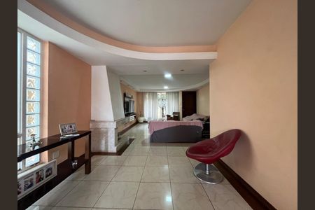 Casa à venda com 351m², 5 quartos e 6 vagas Casa à venda com 351m², 5 quartos e 6 vagasFoto 13