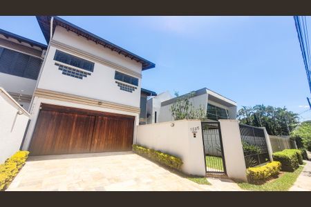 Casa à venda com 450m², 5 quartos e 2 vagas Casa à venda com 450m², 5 quartos e 2 vagasFachada