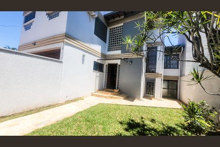 Casa à venda com 450m², 5 quartos e 2 vagas Casa à venda com 450m², 5 quartos e 2 vagasFachada