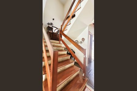 Casa à venda com 450m², 5 quartos e 2 vagas Casa à venda com 450m², 5 quartos e 2 vagasEscada