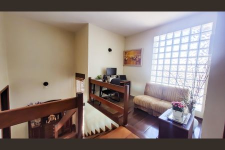 Casa à venda com 450m², 5 quartos e 2 vagas Casa à venda com 450m², 5 quartos e 2 vagasHall dos Quartos