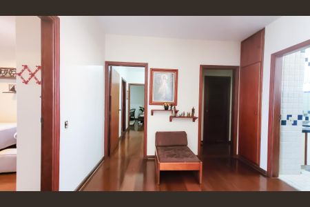 Casa à venda com 450m², 5 quartos e 2 vagas Casa à venda com 450m², 5 quartos e 2 vagasHall dos Quartos