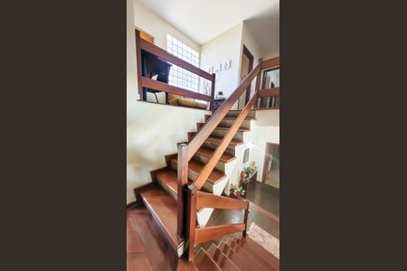 Casa à venda com 450m², 5 quartos e 2 vagas Casa à venda com 450m², 5 quartos e 2 vagasEscada