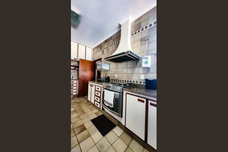 Casa à venda com 450m², 5 quartos e 2 vagas Casa à venda com 450m², 5 quartos e 2 vagasCozinha