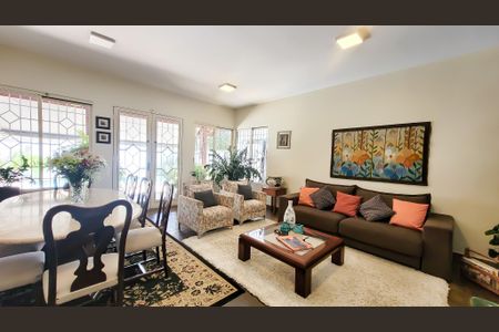 Casa à venda com 450m², 5 quartos e 2 vagas Casa à venda com 450m², 5 quartos e 2 vagasSala