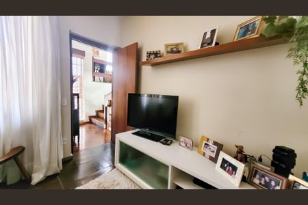 Casa à venda com 450m², 5 quartos e 2 vagas Casa à venda com 450m², 5 quartos e 2 vagasSala TV