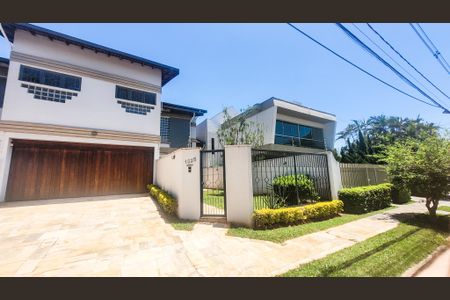 Casa à venda com 450m², 5 quartos e 2 vagas Casa à venda com 450m², 5 quartos e 2 vagasFachada