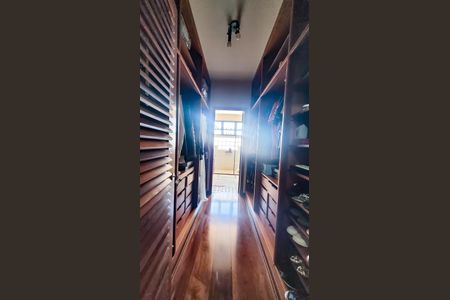 Casa à venda com 450m², 5 quartos e 2 vagas Casa à venda com 450m², 5 quartos e 2 vagasCloset Suite Master