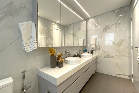 Apartamento à venda com 150m², 4 quartos e 4 vagas Apartamento à venda com 150m², 4 quartos e 4 vagasBanheiro da Suíte 1