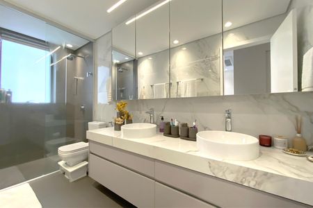 Apartamento à venda com 150m², 4 quartos e 4 vagas Apartamento à venda com 150m², 4 quartos e 4 vagasBanheiro da Suíte 1