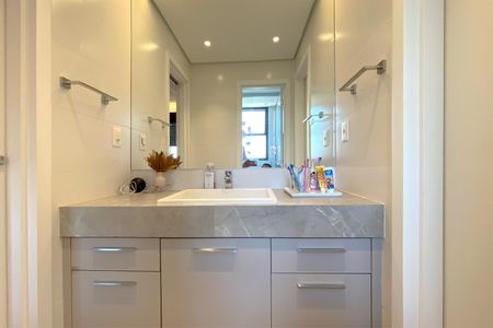 Apartamento à venda com 150m², 4 quartos e 4 vagas Apartamento à venda com 150m², 4 quartos e 4 vagasBanheiro das Semi suites