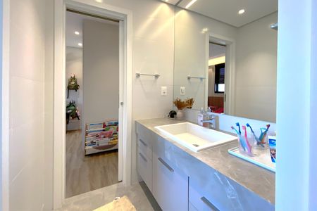 Apartamento à venda com 150m², 4 quartos e 4 vagas Apartamento à venda com 150m², 4 quartos e 4 vagasBanheiro das Semi suites