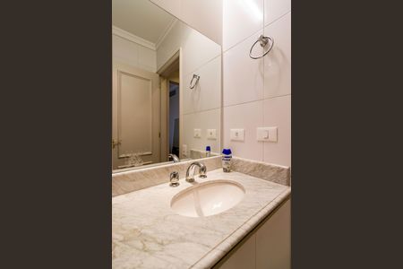 Apartamento à venda com 347m², 4 quartos e 5 vagasBanheiro da Suíte 2