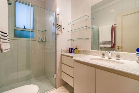 Apartamento à venda com 347m², 4 quartos e 5 vagasBanheiro da Suíte 2