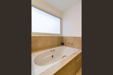 Apartamento à venda com 347m², 4 quartos e 5 vagasBanheiro 2 da Suíte 1