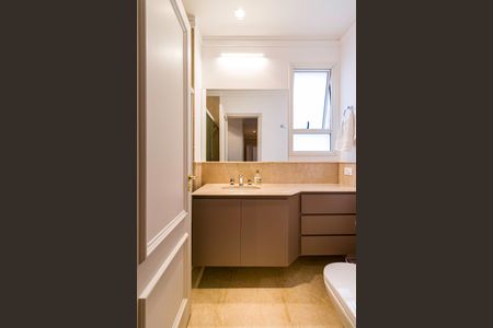 Apartamento à venda com 347m², 4 quartos e 5 vagasBanheiro da Suíte 1