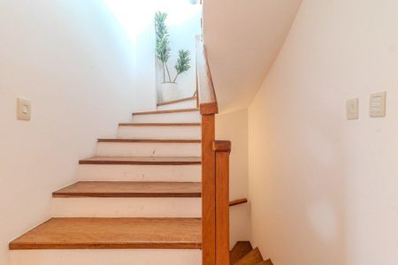 Casa de condomínio para alugar com 324m², 3 quartos e 3 vagasEscada