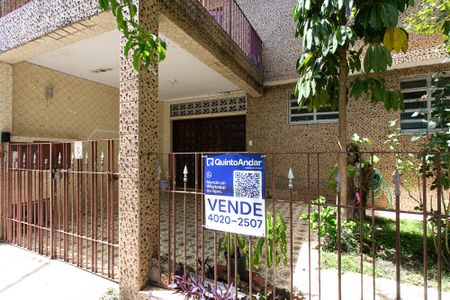 Casa à venda com 300m², 3 quartos e 1 vaga Casa à venda com 300m², 3 quartos e 1 vagaFachada