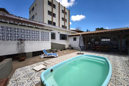 Casa à venda com 470m², 3 quartos e 4 vagasQuintal - Piscina