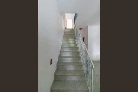 Casa à venda com 110m², 3 quartos e 2 vagas Casa à venda com 110m², 3 quartos e 2 vagasEscada