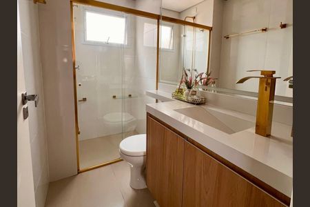 Apartamento à venda com 77m², 2 quartos e 2 vagasBanheiro da Suíte