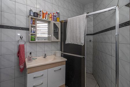 Casa à venda com 183m², 4 quartos e 2 vagas Casa à venda com 183m², 4 quartos e 2 vagasbanheiro social casa 2_2