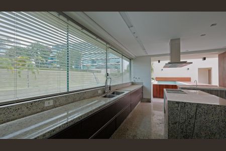 Casa de condomínio à venda com 380m², 4 quartos e 4 vagas Casa de condomínio à venda com 380m², 4 quartos e 4 vagasCozinha