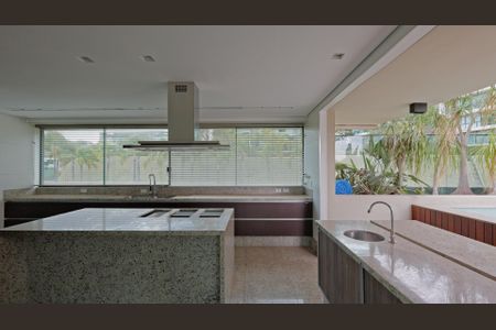 Casa de condomínio à venda com 380m², 4 quartos e 4 vagas Casa de condomínio à venda com 380m², 4 quartos e 4 vagasCozinha