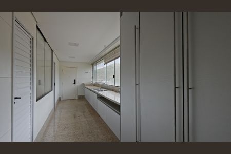 Casa de condomínio à venda com 380m², 4 quartos e 4 vagas Casa de condomínio à venda com 380m², 4 quartos e 4 vagasÁrea de Serviço