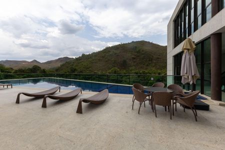 Casa de condomínio à venda com 380m², 4 quartos e 4 vagas Casa de condomínio à venda com 380m², 4 quartos e 4 vagasÁrea comum - Piscina