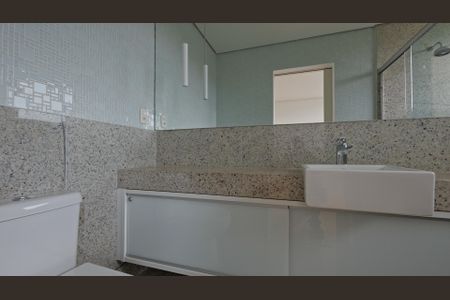 Casa de condomínio à venda com 380m², 4 quartos e 4 vagas Casa de condomínio à venda com 380m², 4 quartos e 4 vagasBanheiro da Suíte 3