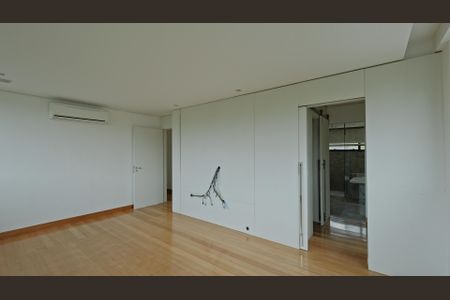 Casa de condomínio à venda com 380m², 4 quartos e 4 vagas Casa de condomínio à venda com 380m², 4 quartos e 4 vagasSuíte 1