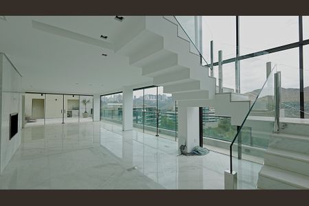 Sala de casa de condomínio à venda com 4 quartos, 380m² em Vila Castelo, Nova Lima