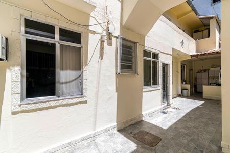 Casa à venda com 90m², 2 quartos e 2 vagas Casa à venda com 90m², 2 quartos e 2 vagasVaranda