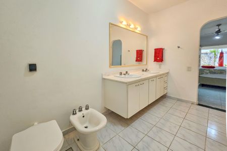 Casa de condomínio para alugar com 1000m², 5 quartos e 6 vagas Casa de condomínio para alugar com 1000m², 5 quartos e 6 vagasBanheiro da Suíte 5