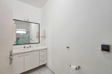 Casa de condomínio para alugar com 1000m², 5 quartos e 6 vagas Casa de condomínio para alugar com 1000m², 5 quartos e 6 vagasBanheiro da Suíte 2