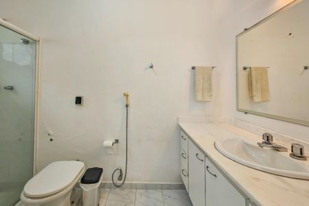 Casa de condomínio para alugar com 1000m², 5 quartos e 6 vagas Casa de condomínio para alugar com 1000m², 5 quartos e 6 vagasBanheiro da Suíte 3