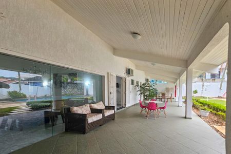 Casa de condomínio para alugar com 1000m², 5 quartos e 6 vagas Casa de condomínio para alugar com 1000m², 5 quartos e 6 vagasÁrea Externa