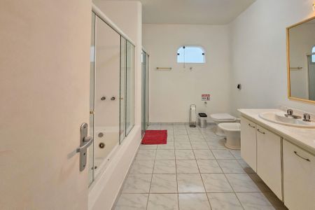 Casa de condomínio para alugar com 1000m², 5 quartos e 6 vagas Casa de condomínio para alugar com 1000m², 5 quartos e 6 vagasBanheiro da Suíte 5