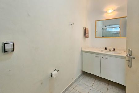 Casa de condomínio para alugar com 1000m², 5 quartos e 6 vagas Casa de condomínio para alugar com 1000m², 5 quartos e 6 vagasBanheiro da Suíte 4